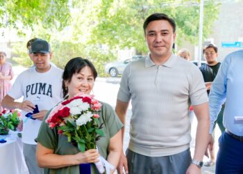 Аким Шымкента вручил ключи новосёлам в рамках модернизации района «Зелёная балка»