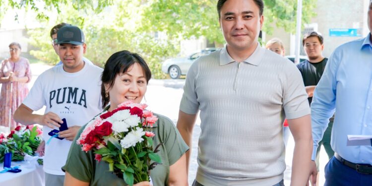 Аким Шымкента вручил ключи новосёлам в рамках модернизации района «Зелёная балка»