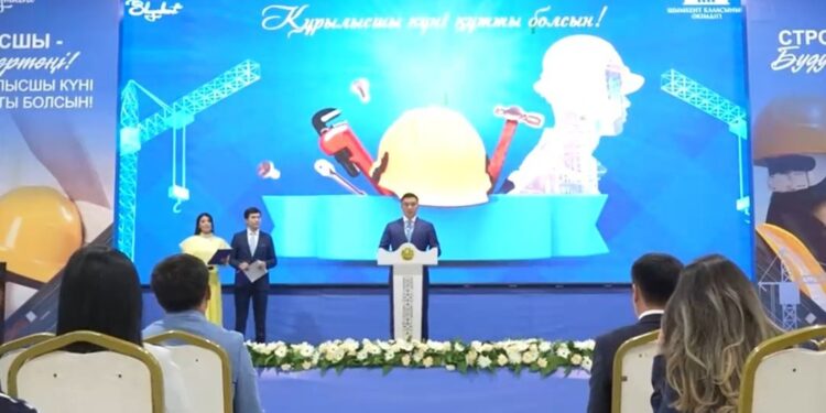 ШЫМКЕНТ: ҚҰРЫЛЫС, ЖОЛ САЛАЛАРЫНЫҢ ҚЫЗМЕТКЕРЛЕРІНЕ ҚҰРМЕТ КӨРСЕТІЛДІ