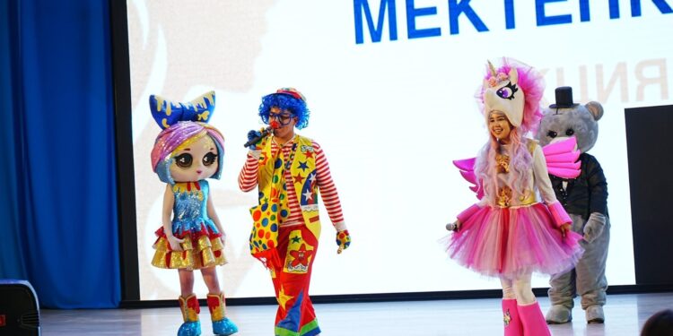 ШЫМКЕНТТЕ 70-ТЕН АСА ОҚУШЫҒА МЕКТЕП ҚҰРАЛ-ЖАБДЫҚТАРЫ ТАБЫСТАЛДЫ