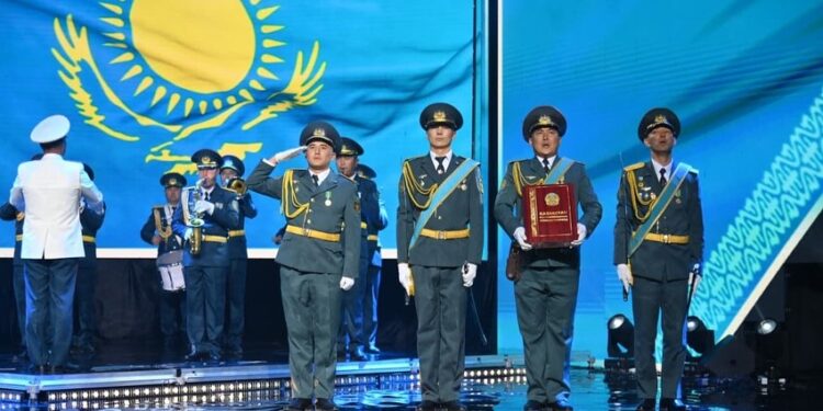 Медали и благодарственные письма вручили шымкентцам на торжестве в честь 30-летия Конституции