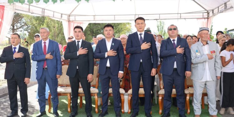 ТҮРКІСТАН: САУРАНДА 2 МЫҢНАН АСТАМ ОҚУШЫ ЖАҢА ОҚУ ЖЫЛЫН БАСТАДЫ