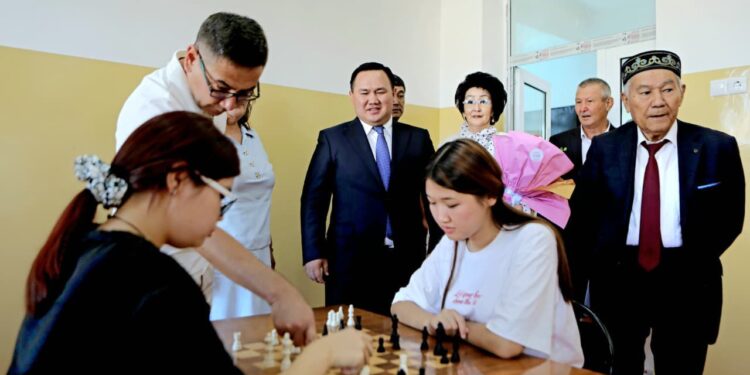 ТҮРКІСТАНДА ЖАҢА ОҚУ ЖЫЛЫНЫҢ АЛҒАШҚЫ ҚОҢЫРАУЫ СОҒЫЛДЫ