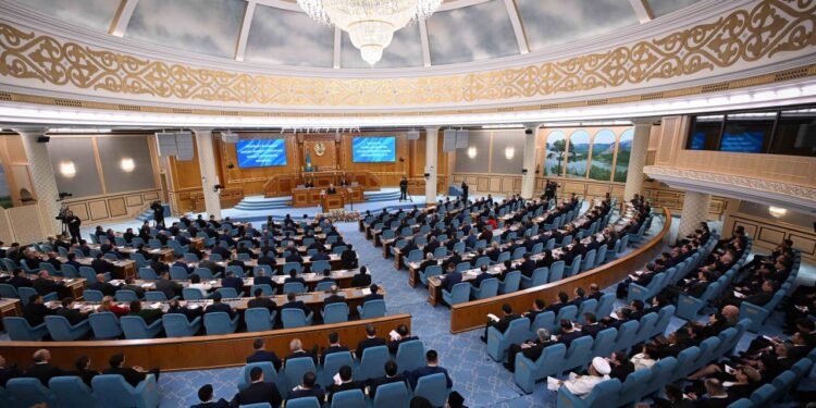 ПРЕЗИДЕНТ ПАРЛАМЕНТТІК РЕФОРМА ЖАСАУ ТУРАЛЫ БАСТАМА КӨТЕРДІ