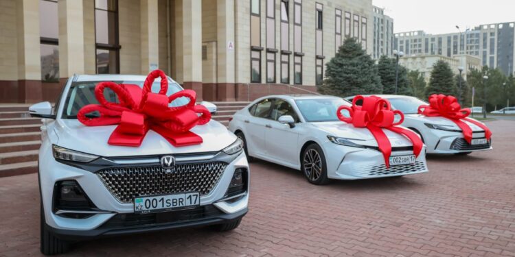 ШЫМКЕНТ ҚАЛАСЫНЫҢ ӘКІМІ ӘЛЕМ ЖӘНЕ АЗИЯ ЧЕМПИОНДАРЫМЕН КЕЗДЕСТІ