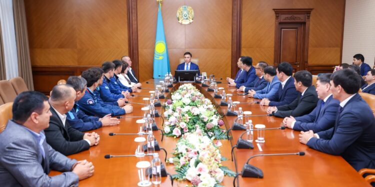 ШЫМКЕНТ ҚАЛАСЫНЫҢ ӘКІМІ ӘЛЕМ ЖӘНЕ АЗИЯ ЧЕМПИОНДАРЫМЕН КЕЗДЕСТІ