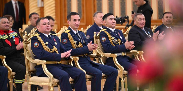 ПРЕЗИДЕНТ ҚҰТҚАРУШЫЛАРДЫ КӘСІБИ МЕРЕКЕСІМЕН ҚҰТТЫҚТАДЫ