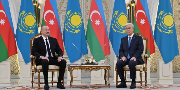 В Акорде состоялась официальная церемония встречи Президента Азербайджана, прибывшего в Казахстан с государственным визитом