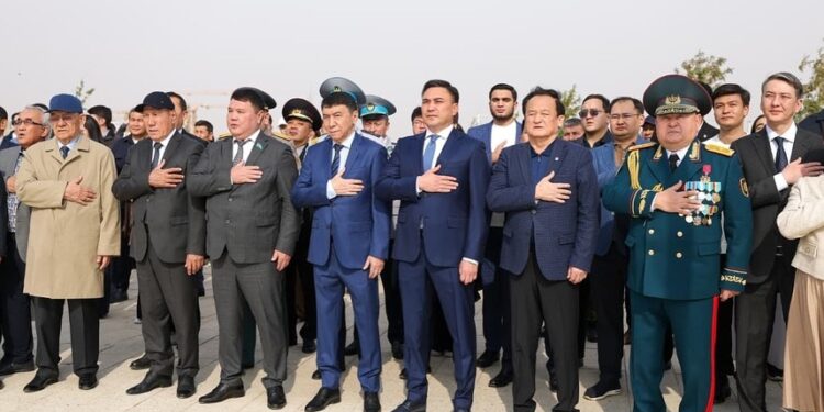 В Шымкенте в честь Дня Республики торжественно подняли Государственный флаг