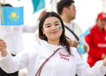 В Шымкенте в честь Дня Республики торжественно подняли Государственный флаг