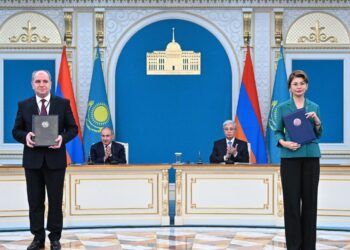 Қазақстан Президенті мен Армения Премьер-министрінің қатысуымен ресми делегация мүшелері төмендегідей үкіметаралық және ведомствоаралық құжаттармен алмасты: