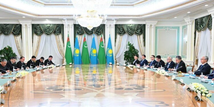 Қазақстан мен Түрікменстан президенттері кеңейтілген құрамда келіссөз жүргізді