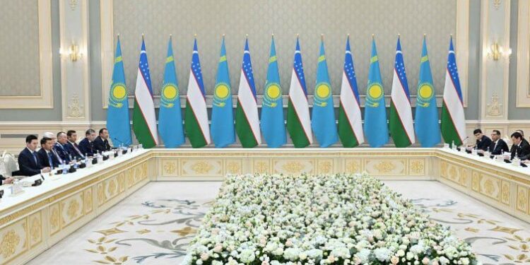 Мемлекет басшысы Өзбекстан Президентімен келіссөз барысында саяси және экономикалық байланыстарды жандандыра түсетін жаңа бағыттар айқындалғанын жеткізді