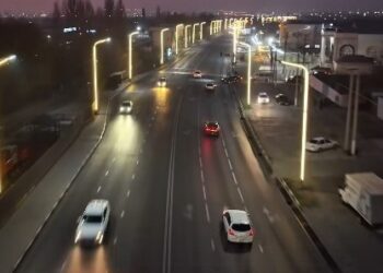 ЗАМАНАУИ ЖАРЫҚТАНДЫРУ: КӨШЕЛЕРГЕ ҚОСЫМША ӘСЕМ ШАМДАР ОРНАТЫЛДЫ