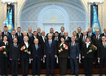 МЕМЛЕКЕТ БАСШЫСЫ ЭНЕРГЕТИКА САЛАСЫ ҚЫЗМЕТКЕРЛЕРІН КӘСІБИ МЕРЕКЕСІМЕН ҚҰТТЫҚТАДЫ