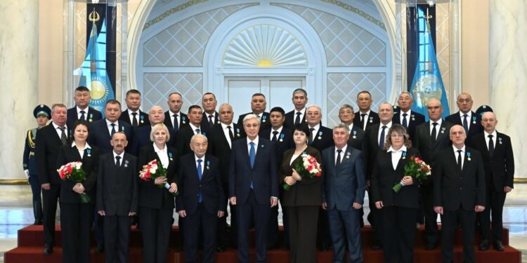 МЕМЛЕКЕТ БАСШЫСЫ ЭНЕРГЕТИКА САЛАСЫ ҚЫЗМЕТКЕРЛЕРІН КӘСІБИ МЕРЕКЕСІМЕН ҚҰТТЫҚТАДЫ