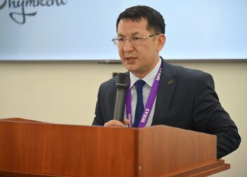 «Мирас» университетінің жастары Жаңа Конституция жобасына қолдау білдірді