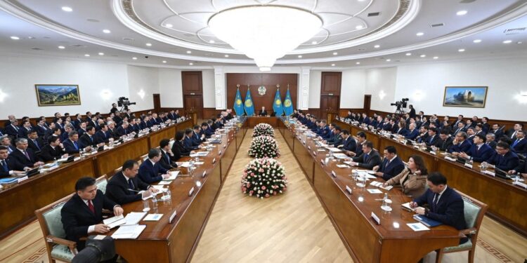 ҚАЗАҚСТАН ЖАҢА КОНСТИТУЦИЯҒА ҚАДАМ БАСТЫ: ӨТПЕЛІ КЕЗЕҢДЕГІ ЕЛДІҢ САЯСИ БАҒЫТЫ АЙҚЫНДАЛДЫ