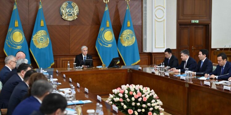 АЙМАҚТАРДЫ ТЕҢ ДАМЫТУ ЖӘНЕ ЦИФРЛЫҚ МЕМЛЕКЕТ: ПРЕЗИДЕНТ ҮКІМЕТКЕ ЖАҢА БАСЫМДЫҚТАРДЫ АЙҚЫНДАДЫ