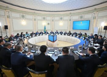 МӘУЛЕН ӘШІМБАЕВ АЛМАТЫ ҚАЛАСЫНЫҢ БЕЛСЕНДІ АЗАМАТТАРЫМЕН ЖАҢА КОНСТИТУЦИЯ ЖОБАСЫНЫҢ НЕГІЗГІ МӘНІН ТАЛҚЫЛАДЫ