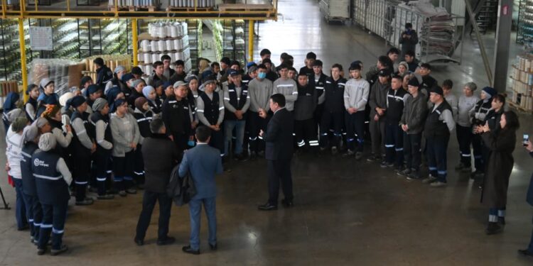 Шымкентте қала мәслихатының төрағасы өндіріс жұмысшыларымен кездесті