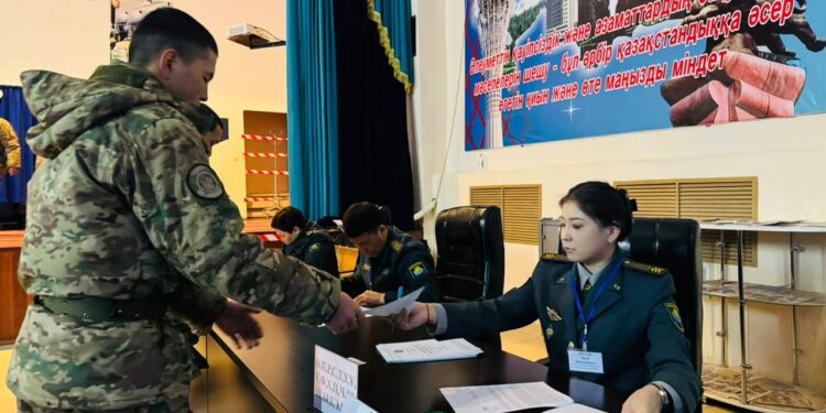 Военнослужащие регионального командования «Оңтүстік» завершили досрочное голосование на референдуме