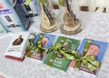 В ТУРКЕСТАНСКОЙ ОБЛАСТИ ПЕРВЫМ ГОЛОСУЮЩИМ БЫЛИ ВРУЧЕНЫ КНИГИ АБАЯ КУНАНБАЕВА
