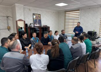 Маңызды тақырып төңірегіндегі диалог: Шымкенттегі еңбек ұжымдарына жаңартылған Конституция түсіндірілуде