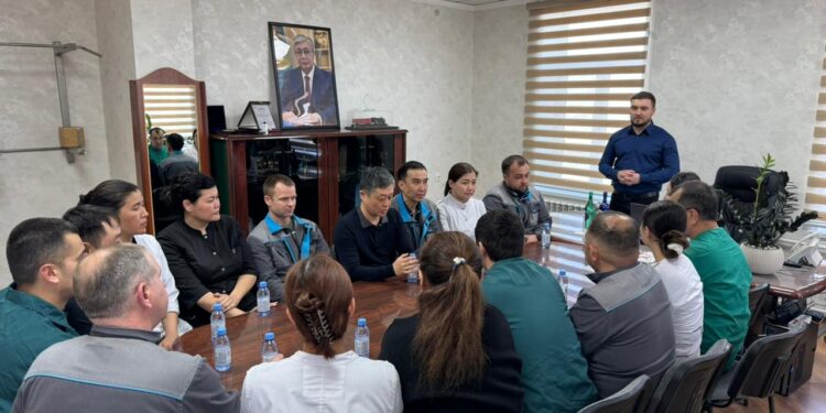 Маңызды тақырып төңірегіндегі диалог: Шымкенттегі еңбек ұжымдарына жаңартылған Конституция түсіндірілуде