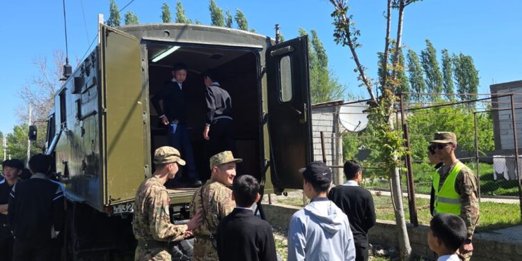 ЖАС ЖҮРГІЗУШІЛЕРДІҢ ЖАУЫНГЕРЛІК МАШЫҒЫ АРТТЫ