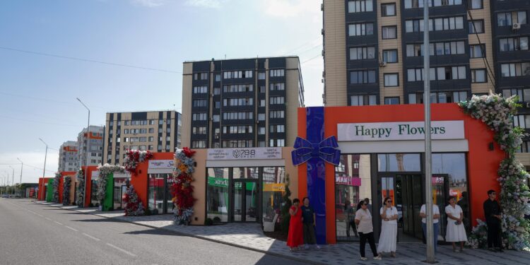 ШЫМКЕНТТЕ ҚАЛА КҮНІНЕ ОРАЙ ЗАМАНАУИ ГҮЛДЕР АЛЛЕЯСЫ АШЫЛДЫ