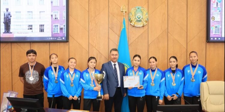 ӘУЕЗОВ УНИВЕРСИТЕТІНІҢ ҮЗДІКТЕРІ МАРАПАТТАЛДЫ