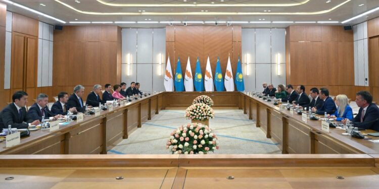 Қасым-Жомарт Тоқаев пен Никос Христодулидистің келіссөзі екі ел делегацияларының қатысуымен кеңейтілген құрамда жалғасты
