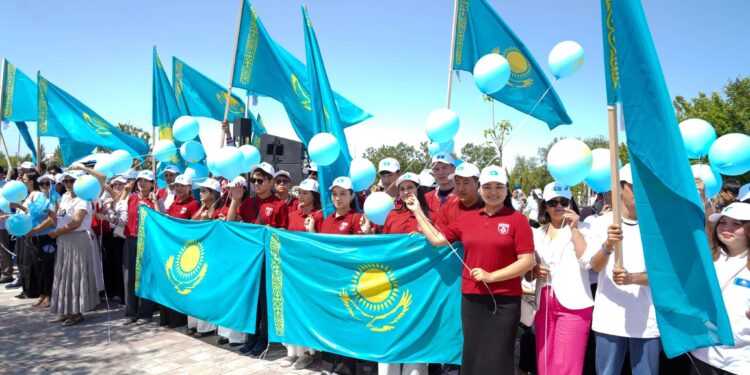 ТҮРКІСТАНДА МЕМЛЕКЕТТІК РӘМІЗДЕР КҮНІНЕ ОРАЙ ТУ КӨТЕРУ РӘСІМІ ӨТТІ