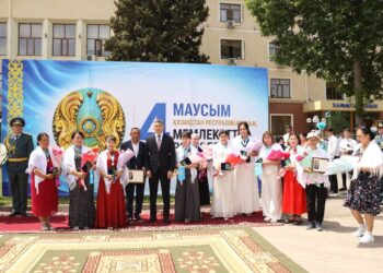 ТҮРКІСТАН: ТҮЛКІБАСТА МЕМЛЕКЕТТІК РӘМІЗДЕР КҮНІНДЕ КӨПБАЛАЛЫ АНАЛАР МАРАПАТТАЛДЫ