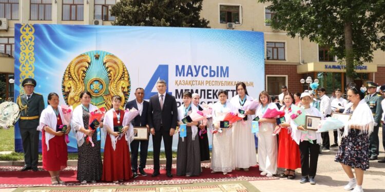 ТҮРКІСТАН: ТҮЛКІБАСТА МЕМЛЕКЕТТІК РӘМІЗДЕР КҮНІНДЕ КӨПБАЛАЛЫ АНАЛАР МАРАПАТТАЛДЫ