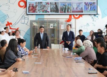 ӨЗБЕКӘЛІ ЖӘНІБЕКОВ УНИВЕРСИТЕТІНІҢ РЕКТОРЫ БАСТАҒАН ДЕЛЕГАЦИЯ ЖАҢАӨЗЕН ҚАЛАСЫНДА КӘСІБИ БАҒДАР БЕРУ ЖҰМЫСТАРЫН ЖҮРГІЗУДЕ