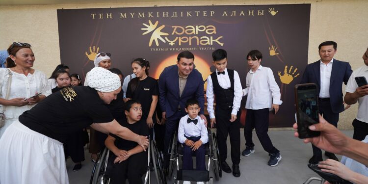 ТҮРКІСТАН ОБЛЫСЫНЫҢ ӘКІМІ «ДАРА ҰРПАҚ» ИНКЛЮЗИВТІ ТЕАТРЫНЫҢ ҰЖЫМЫМЕН КЕЗДЕСТІ