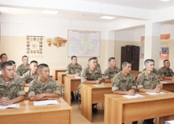 Әскер шыңдаған достық: Ұлттық ұланның әскери бөлімінде колледжде бірге оқыған 10 студент қызмет етуде