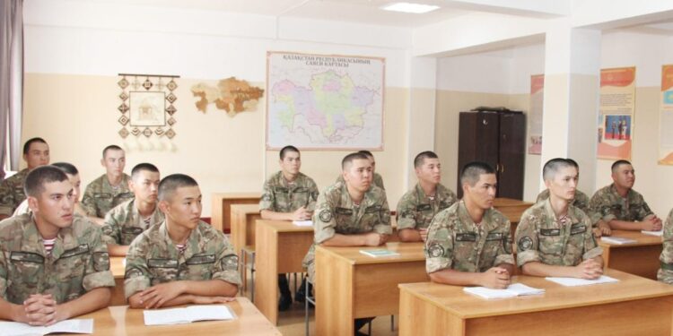 Әскер шыңдаған достық: Ұлттық ұланның әскери бөлімінде колледжде бірге оқыған 10 студент қызмет етуде