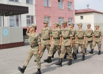 Әскер шыңдаған достық: Ұлттық ұланның әскери бөлімінде колледжде бірге оқыған 10 студент қызмет етуде