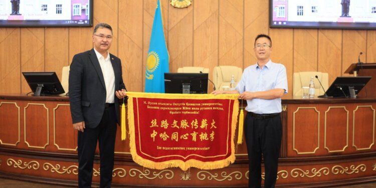 АКАДЕМИЯЛЫҚ ҰТҚЫРЛЫҚ: YILI NORMAL UNIVERSITY-ДЕН КЕЛГЕН СТУДЕНТТЕР ӘУЕЗОВ УНИВЕРСИТЕТІНДЕГІ ОҚУЫН СӘТТІ АЯҚТАДЫ